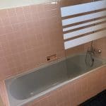 Ancienne baignoire avant dépose - rénovation appartement à Vannes