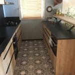 Nouveaux meubles et nouveau revêtement de sol - rénovation cuisine à Nîmes