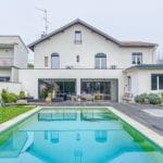 Façade arrière avec piscine après travaux - rénovation extension de maison à Toulouse