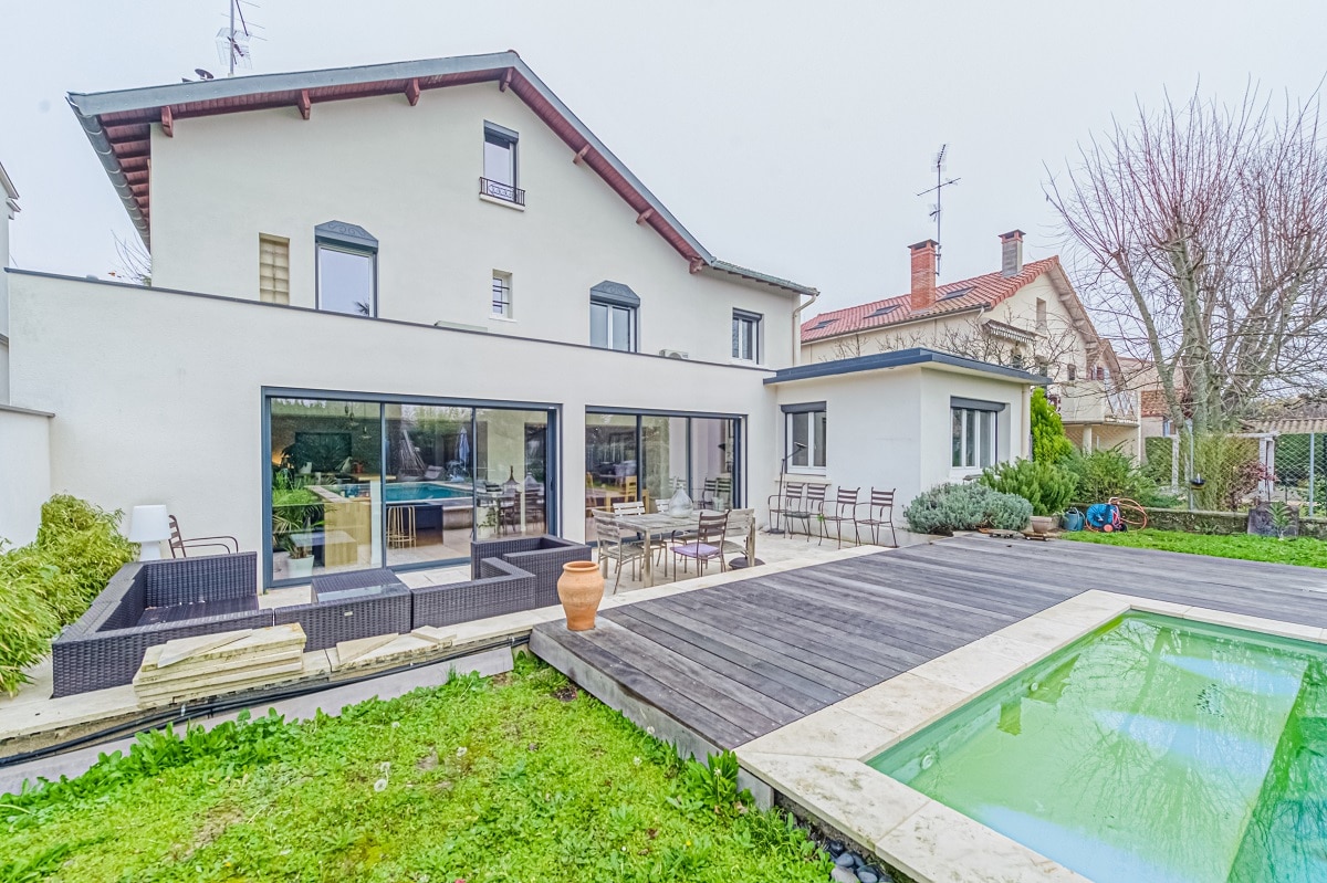 Vue sur la piscine - rénovation extesnion de maison à Toulouse