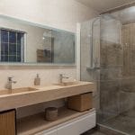 Salle de bain rénovée avec une vaste double vasque - Rénovation d’une maison à Esvres sur Indre