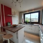 Rouge et blanc pour les peintures dans la cuisine - Rénovation d’un appartement à Verneuil-sur-Seine