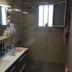 Nouvelle douche spacieuse avec fenêtre - rénovation d'une salle de bain à Gurs dans les Pyrénées-Atlantiques