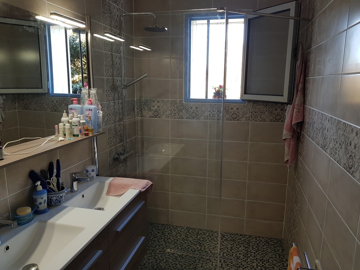 Nouvelle douche spacieuse avec fenêtre - rénovation d'une salle de bain à Gurs dans les Pyrénées-Atlantiques