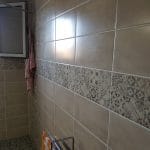 Pose de faïence sur les murs - rénovation d'une salle de bain à Gurs