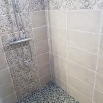 Faïence dans la douche - rénovation d'une salle de bain à Gurs