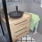 Zoom sur la vasque en pierre naturelle - Rénovation salle de bain à Linselles (59)