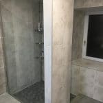 Création d'une douche avec une paroi transparente - rénovation salle de bain à Daumeray près d'Angers