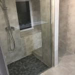 Douche à l'italienne spacieuse - rénovation salle de bain à Daumeray près d'Angers
