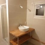 Vasque sur meuble en bois - rénovation d'une salle de bain près de Châteauroux
