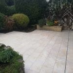 Terrasse rénovée carrelage beige - rénovation des terrasses d'une maison à La Rochelle