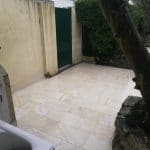 Terrasse avec nouveau carrelage beige - rénovation des terrasses d'une maison à La Rochelle