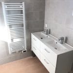 Double vasque avec meuble de rangement suspendu et sèche serviettes - rénovation d'une maison à Montigny Le Bretonneux