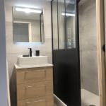 Douche avec paroi type verrière - transformation d'un garage en chambre et salle de bain