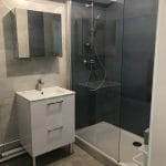 Salle de bain rénovée avec vasque individuelle et douche avec paroi vitrée - Rénovation d'un appartement à Angers