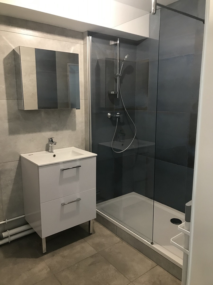 Salle de bain rénovée avec vasque individuelle et douche avec paroi vitrée - Rénovation d'un appartement à Angers