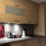 Meubles avec éclairage en dessous - rénovation d'une cuisine à Echirolles (38)