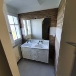 Salle de bain avec double vasque - rénovation d'une maison à Saint Suliac