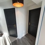 Choix de portes noires en intérieur - rénovation d'une maison à Saint Suliac