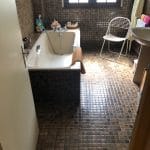 Ancienne baignoire avant dépose - rénovation d'une salle de bain à Garancière (78)