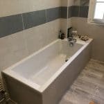 Zoom sur la baignoire neuve et la faïence - rénovation d'une salle de bain à Garancière (78)