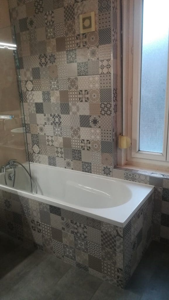 Nouvelle baignoire et nouvelle faïence rétro au mur - rénovation d'une salle de bain à Lille