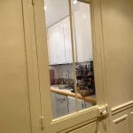 Porte de la cuisine avec vue sur l'intérieur de la cuisine - rénovation d'une cuisine à Paris