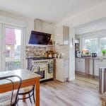 Vue d'ensemble de la cuisine aménagée dans l'extension bois - Création d'une extension bois à Lipsheim pour accueillir une cuisine