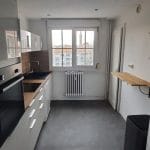 Cuisine aménagée avec un coin snacking - rénovation d'un appartement à Lille en vue d'une mise en location