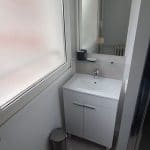 Vasque individuelle dans chaque salle de bain - rénovation d'un appartement à Lille en vue d'une mise en location