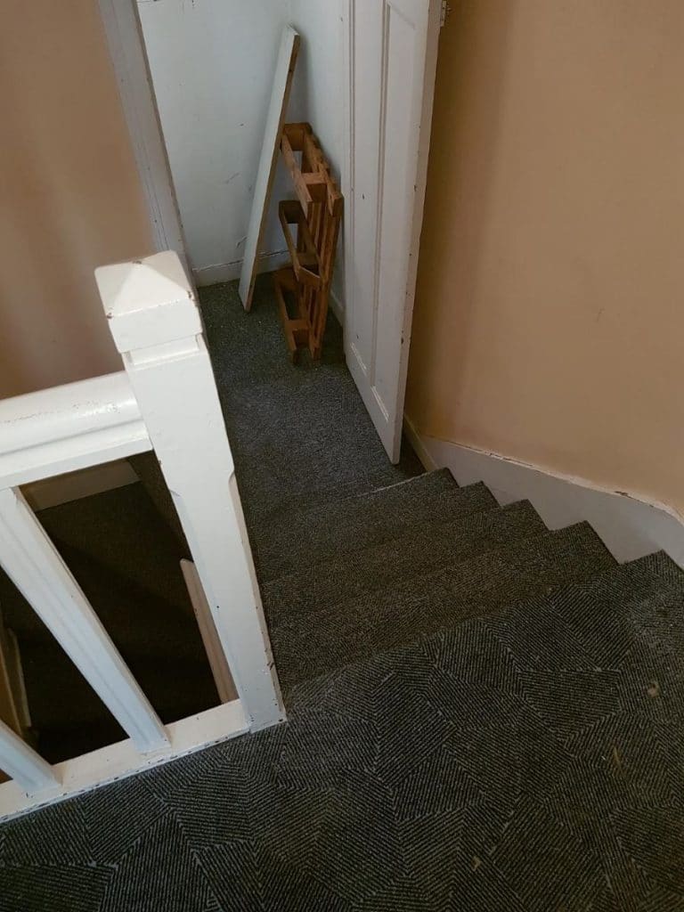 Escalier avant travaux - Rénovation d'un appartement dans le centre ville de Lorient