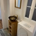 Vasque individuelle et wc dans la salle de bains - Rénovation d'un appartement à Neuilly-sur-Seine