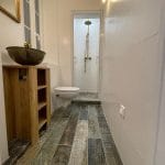 Salle d'eau rénovée avec vasque, WC et douche - Rénovation d'un appartement à Neuilly-sur-Seine