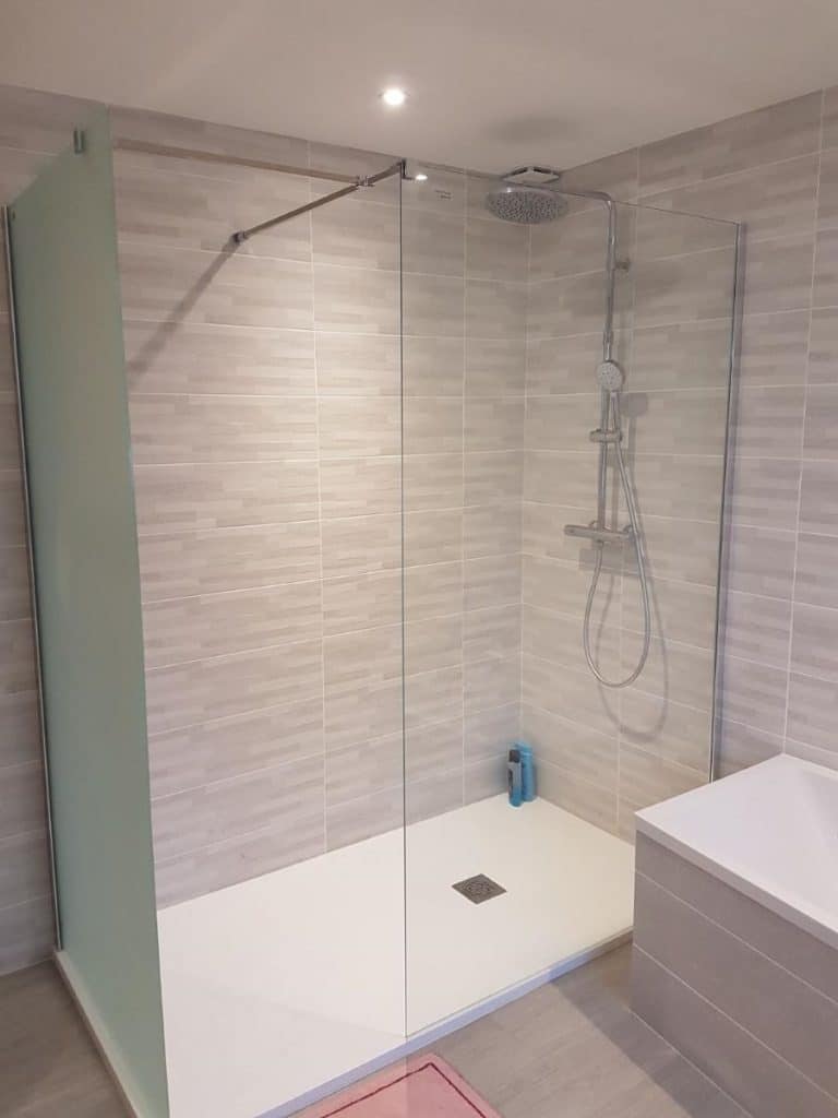 Vaste douche avec parois vitrées - rénovation dressing et salle de bain près de Lorient