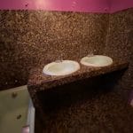 Faïence de petits carreaux marrons et double vasque - Rénovation d'une salle de bain à Kervignac près de Lorient