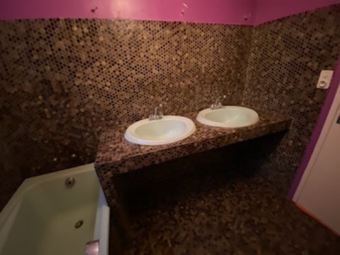 Faïence de petits carreaux marrons et double vasque - Rénovation d'une salle de bains à Kervignac près de Lorient