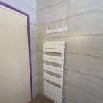 Pose d'un sèche serviettes - Rénovation d'une salle de bain à Kervignac près de Lorient