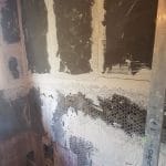 Préparation des murs en vue de la pose d'une douche à l'italienne - Rénovation d'une salle de bain à Kervignac près de Lorient