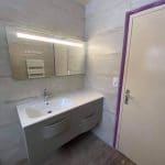 Aménagement complet de la salle de bain par illiCO travaux et peinture par les clients - Rénovation d'une salle de bain à Kervignac près de Lorient
