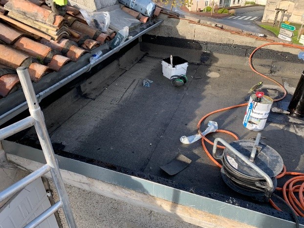 Pose de l'étanchéité première couche - rénovation d'un toit terrasse à Cognac