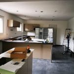 Vaste cuisine aménagée pour organiser des ateliers de cuisine - Rénovation d'une maison à Ambarès et Lagrave