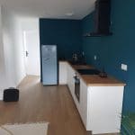 Cuisine aménagée avec deux pans de mur bleu - Rénovation d'un appartement en centre ville de Lorient