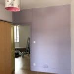 Un mur lavande dans la chambre - rénovation d'un appartement à Grenoble