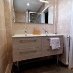 Double vasque dans la salle de bain rénovée - rénovation d'un appartement à Limoges en vue de sa mise en location