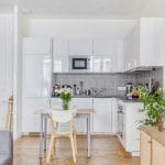 Cuisine avec coin repas - rénovation d'un appartement à Lyon