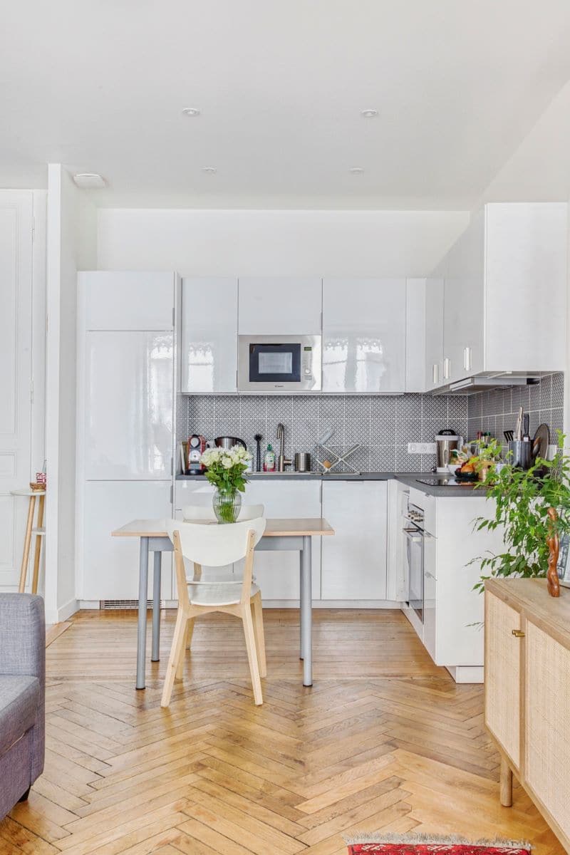 Cuisine avec coin repas - rénovation d'un appartement à Lyon