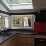 Ouverture d'une fenêtre de toit pour plus de luminosité - rénovation d'une cuisine à Beynes