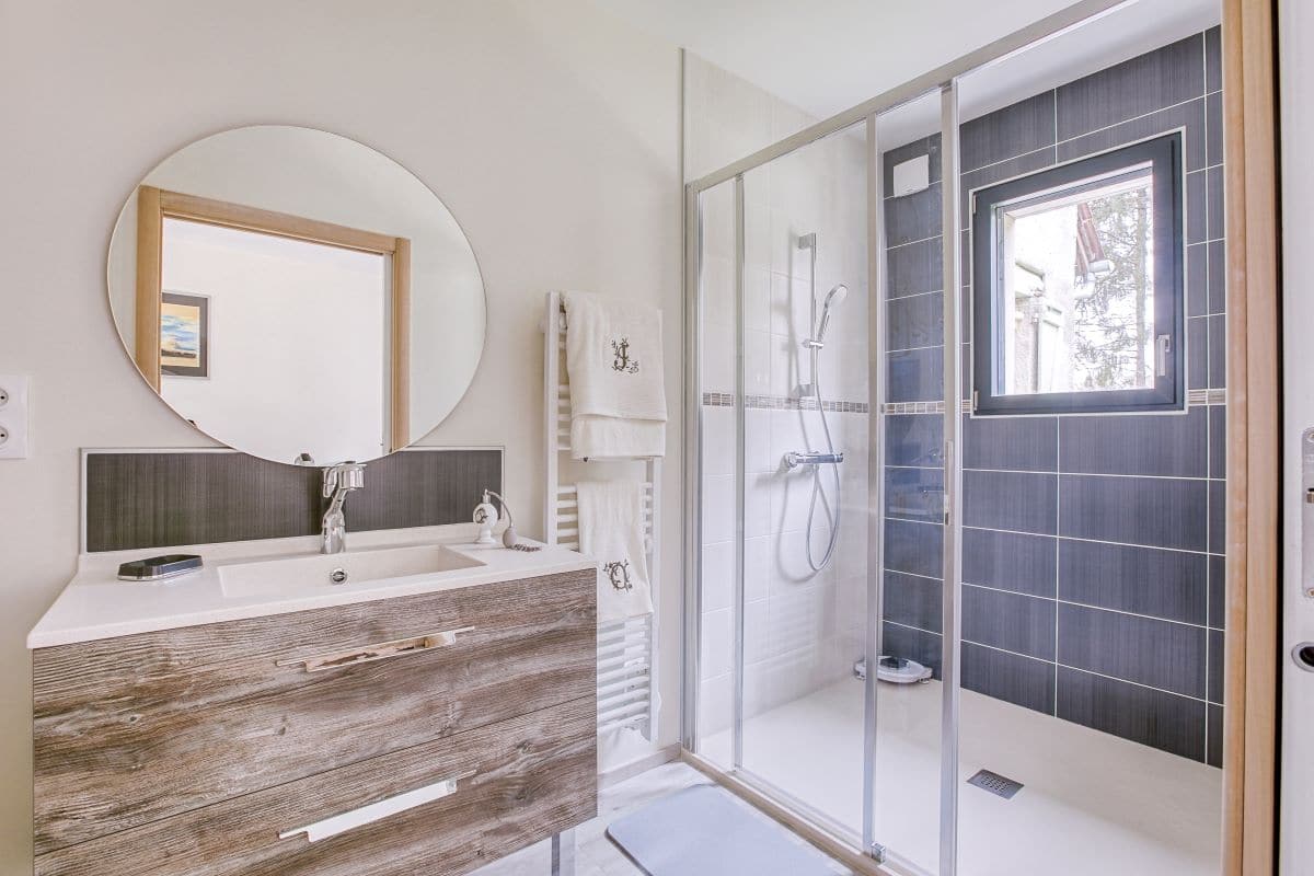 Création d'une salle de bain avec une vaste douche - extension de maison à Moyvillers dans l'Oise par illiCO travaux