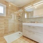 Salle de bain rénovée avec douche et paroi vitrée - Rénovation complète d’une maison à Saint Laurent Chamousset