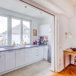 Nouvelle cuisine ouverte et aménagée - rénovation d'une maison à Strasbourg en deux appartements